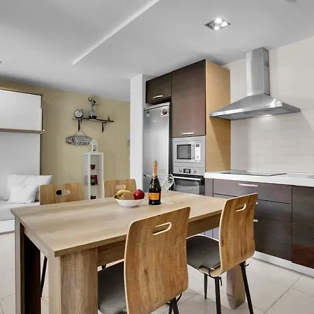 Apartment Nice Mocan, Garage, Pool, Fiber, Padel, Air Con *